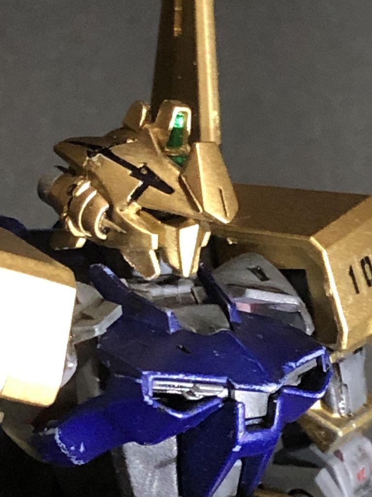 頭頂部に穴を開け、百式の顔パーツから伸びるセンサーを突っ込み顔の位置を固定しました。