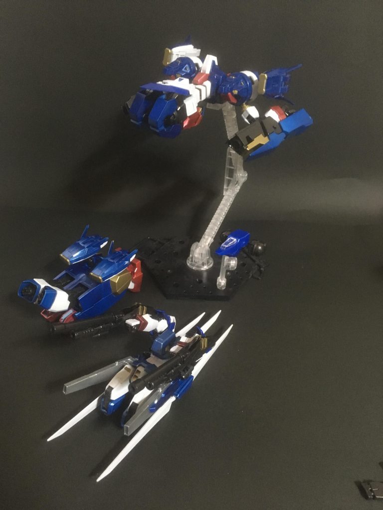 更にゴライアスはGNファイター(胴体部)GNコア(股関節)GNベース(脚)に分離できる。
パイロットが1人の合体機の都合でゴライアスはコンテナやクローも含めて9機のビットの集合体として扱われていたりする。故にビットを乗っ取る機体や無効化する機体とかと対峙するとゴライアスは普通に乗っ取られるし、無効化される。
リリパトは小型移動砲台に変形し砲撃支援ができる。