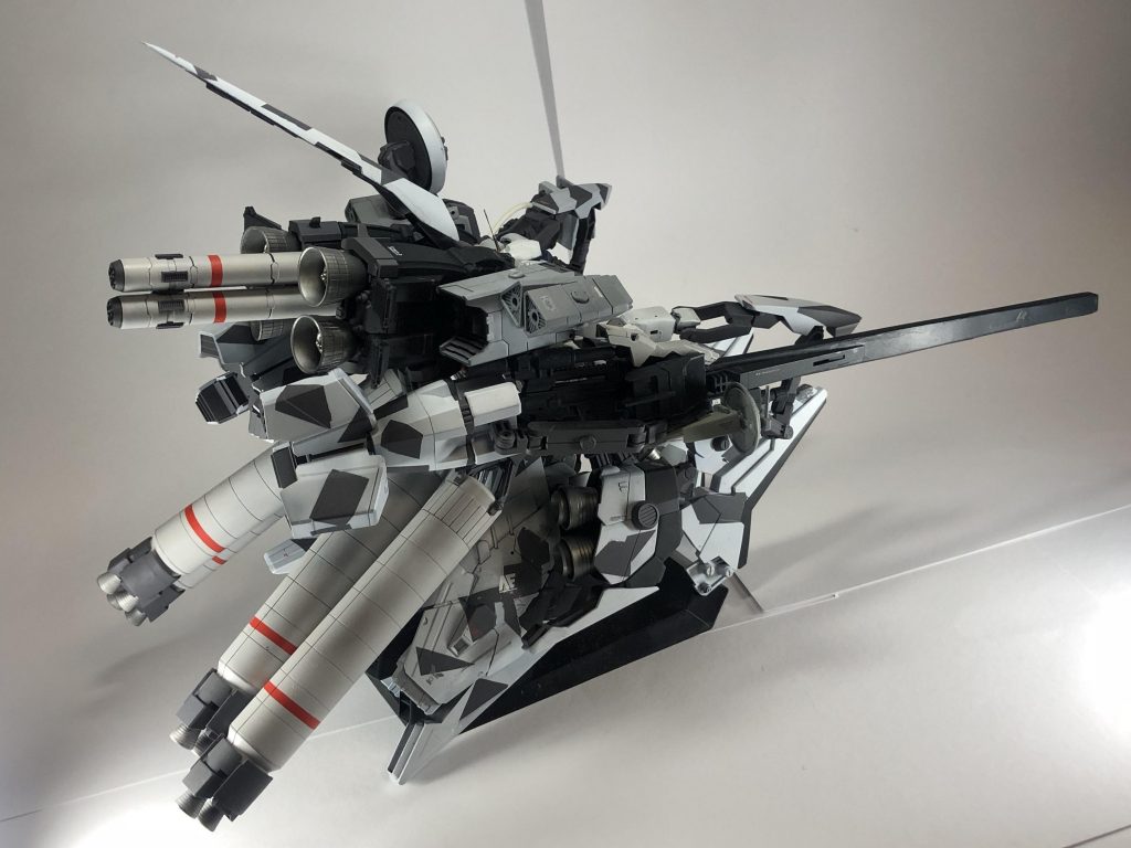 流石、おやっさんだ、仕事は早いな。
そう思いながら調整を進めていく。
「‥何が手伝う事は無い?」
エリンは心配そうな顔をしてオレを見つめる。
「‥大丈夫だ。調整もそんなにかからないしな。」
そう言い放つと、エリンは寂しそうな顔をしている。
今回のミッションがよほど危険なのか彼女もわかるのだろう。
「アール!おやっさんがミサイルポッドのハッチ展開とバーニア可動の確認してくれって言ってるよ〜?」
彼女に言われる前に耳に入ってたオレはコクピットのコントロールパネルのスイッチに手を伸ばした。