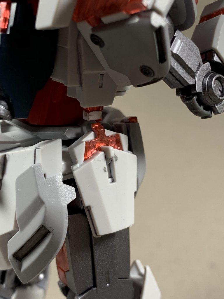 最後に今後の懸念点を
胴体左右下に各々出てるセンサーですがシールも含めて色が付いていません(RGじゃないので仕方ない！)
今度は色を塗ると胴体の傾き角度で干渉、剥がれの懸念アリです
ポージング時にはご注意を
尚、あくまで時短をということで筆でタッチペイントしました。
マスキングの時間も気がつくとなんて事の代表選手なので無理にエアブラシで完結させる事に
こだわるのは時短をテーマにする、しないと問わずおススメ出来ないです

さて劇場登場時から心待ちにされた事も多かったであろうキットですが
これから手をつけていく方の参考になれば幸いです
ご覧頂きありがとうございました！