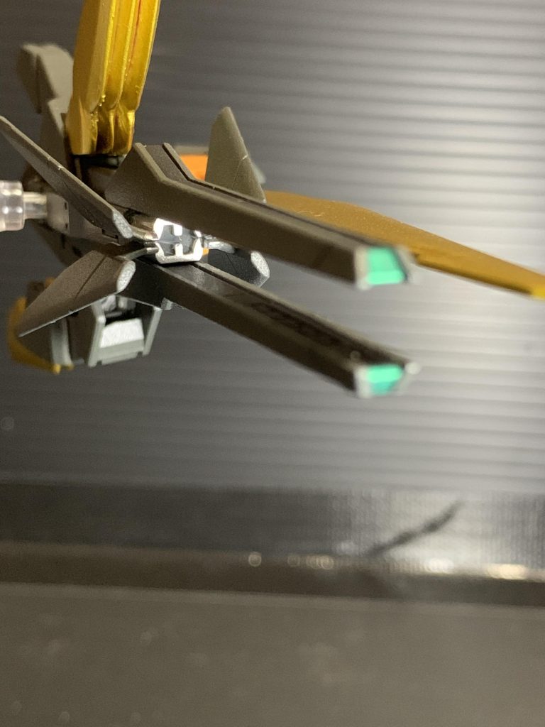 肩部デスペルキャノンはこんな感じで上下2門になってます。
その間にあるマグナムのパーツがなんかよさげな形をしていたのでそのまま塗り分けてシグマシスキャノンの砲口になっています。