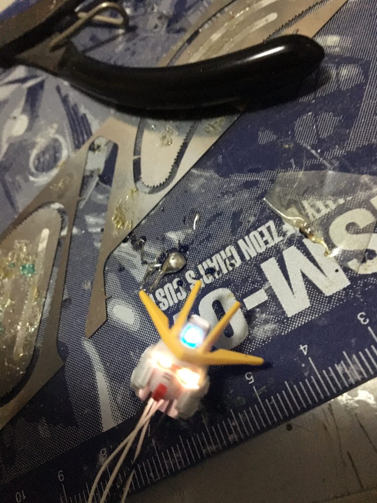 頭にLED3つ使いました。