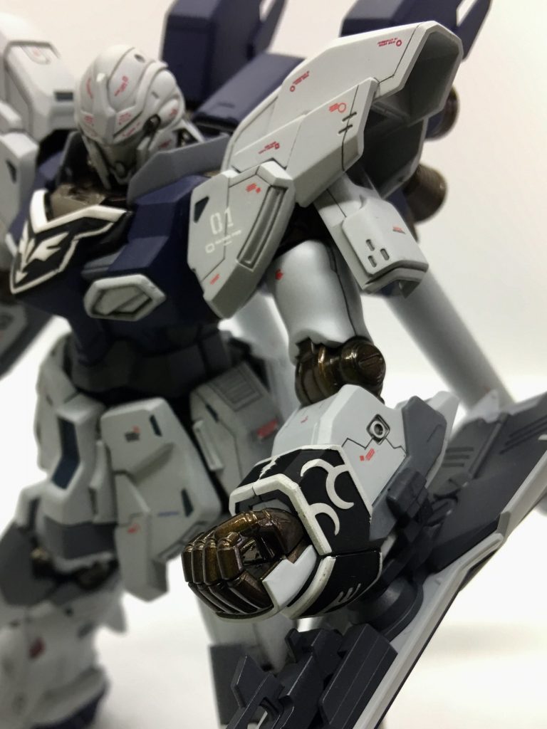 腕の関節やバーニア、武器にある茶色の部分はGXブラウンでクリアー塗装をしています！