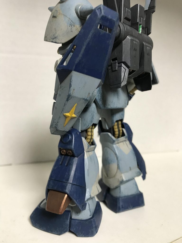 シールドはジェガン風に塗り分けしました。主張の強い連邦マークを見ると、「ハイザックって連邦の機体なんだよな」と思いださせてくれるのでお気に入りのポイントです。