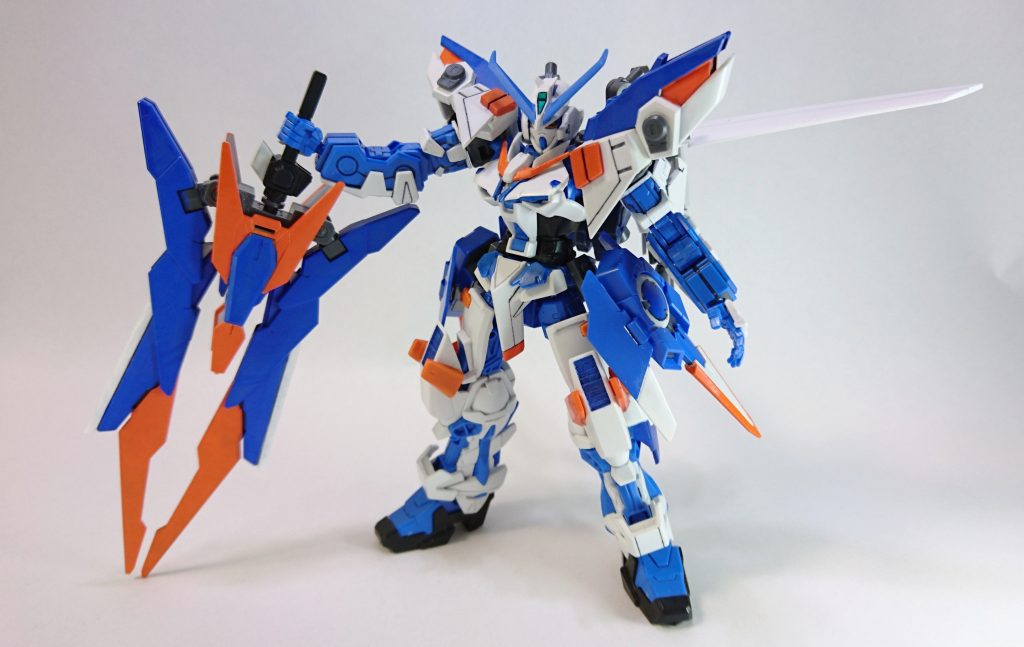 タクティカルアームズD ソードモード
アサルトソード、コネクタ、ブレードを合体させた大剣形態。
モーションが大きくなり避けられやすい欠点はあるものの格闘武装では最大の破壊力を有す。
タクティカルアームズといえば大剣です。
Fファンネルをいじくっていた時に剣のようになり、そこからタクティカルアームズに発展させていきました。