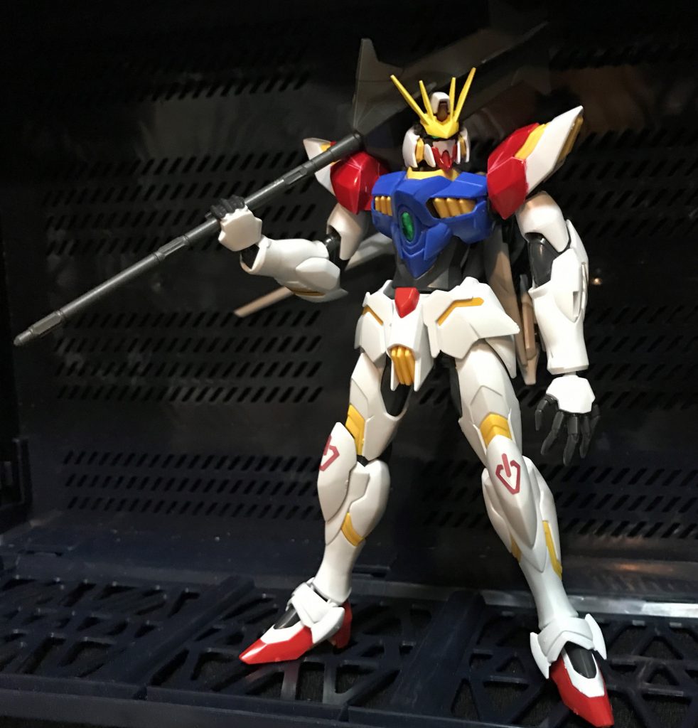 肩とアゴの赤とアンテナの黄色、膝のシール以外は全くの素組みです。