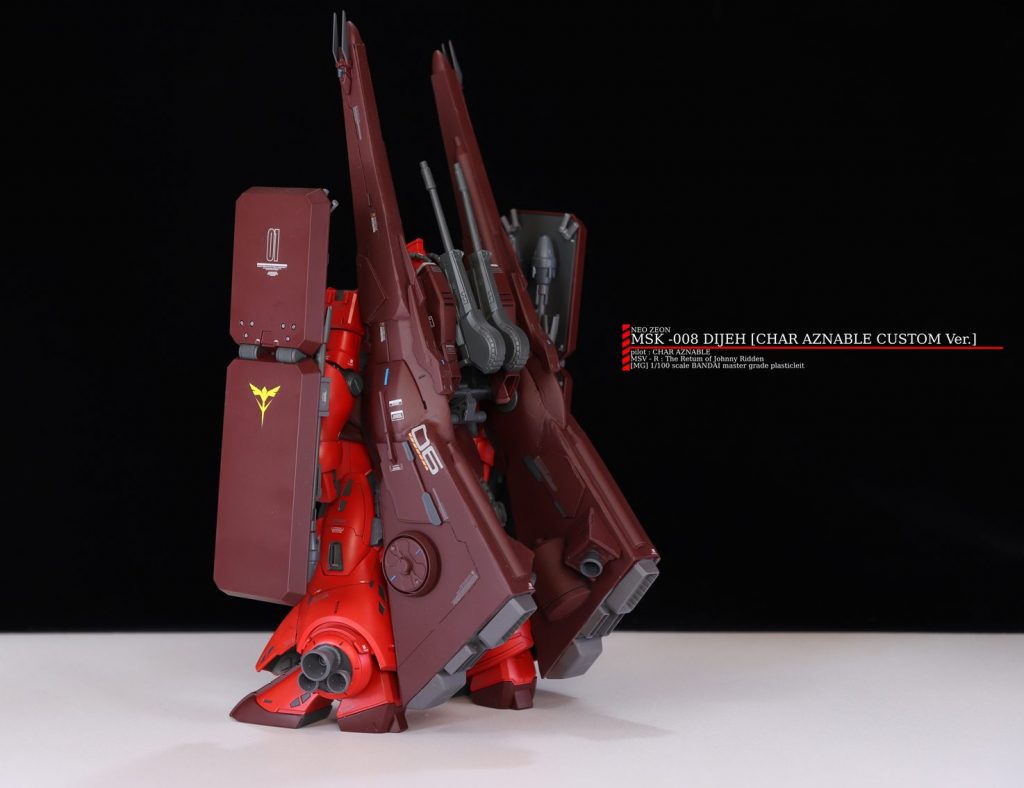 背面シュツルムブースターをアレンジしてスクラッチしています。