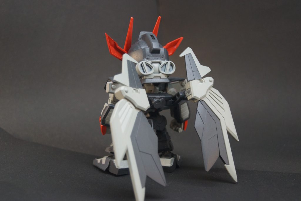 　背面です。
　ノワールストライカーを武者チックにアレンジするために、真駆参大将軍の羽をミキシングしています。カッコよくできたと思います！
　見えにくいのですが、肩裏もアストレイっぽさを残しつつ武者チックにするために、武者ガンダムの肩鎧のパーツにしています。