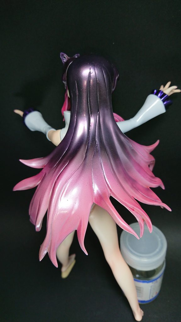 背面、元の彼女が黒髪だったので、黒からピンクの髪への途中という事で紫とグラデをかけてパール使用にしてみました。