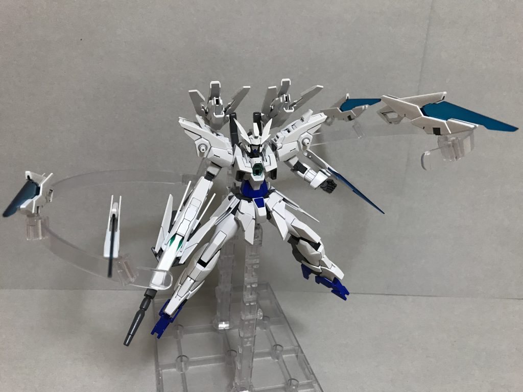 Fファンネル射出!
クリアパーツはシャープ化をして#6000~#10000のヤスリをかけました
シグマシスファンネルはマウントしたままでも前方に展開できるので劇中の様なポーズがとれます
※画像の台座は付属しません