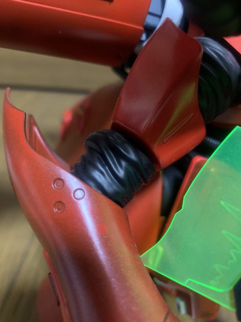 関節部分は黒サフを残しました。グレーのままだと…