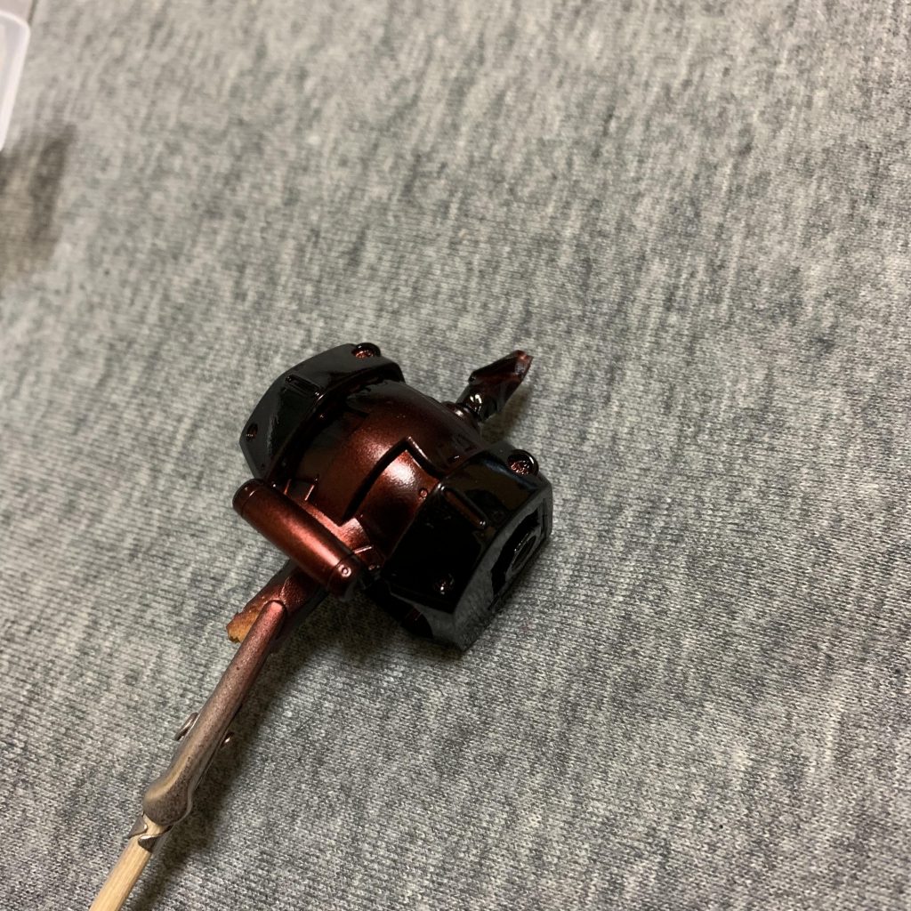 胸やフロントスカートはゴキブリの背中wくらいのツヤを目指して塗装して半艶のガンメタと塗り分けしました。