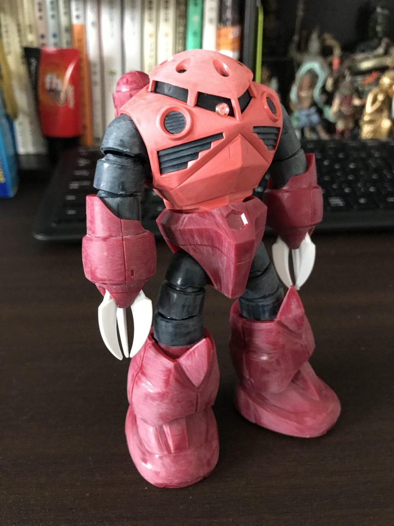 向かって左にギョロリ…