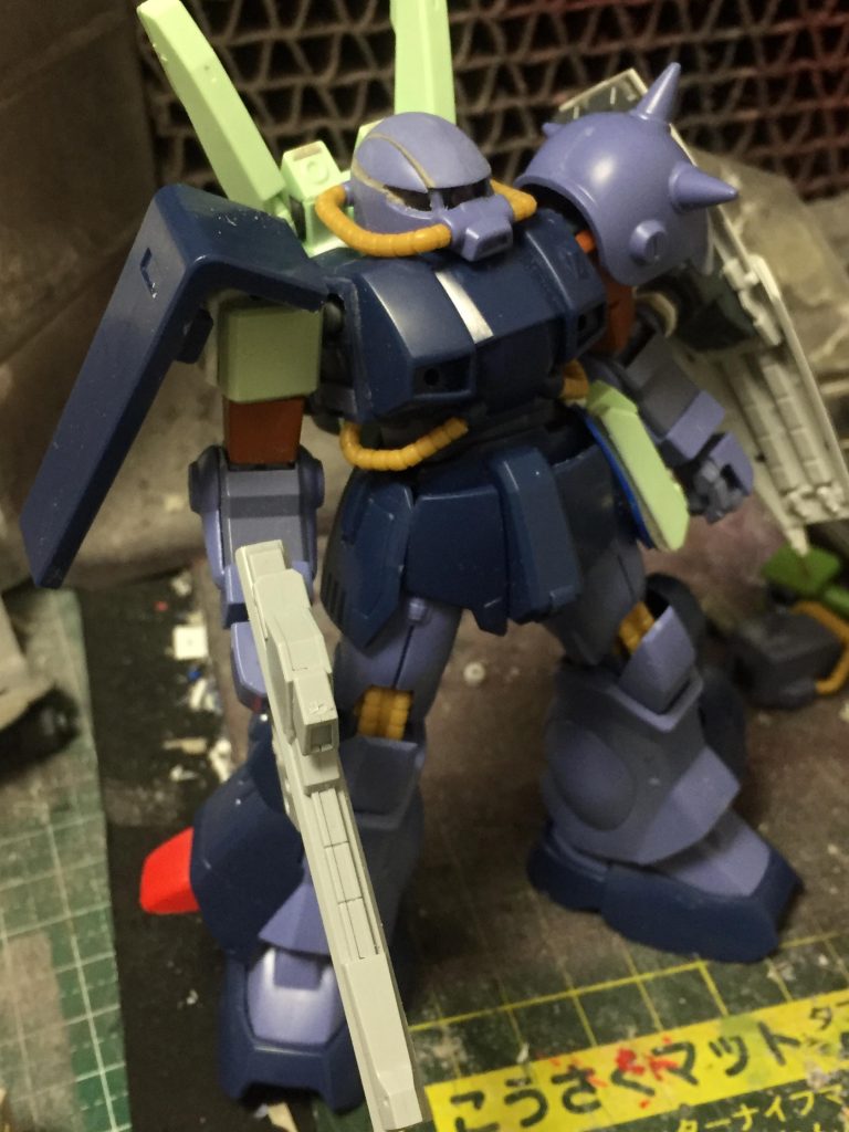 肩関節はボルアムではなくキャンペーンのボールジョイントを使用．この時点でザクⅡの肩を使用して二の腕を連動して動かせるようにしてました…( ´꒳` )