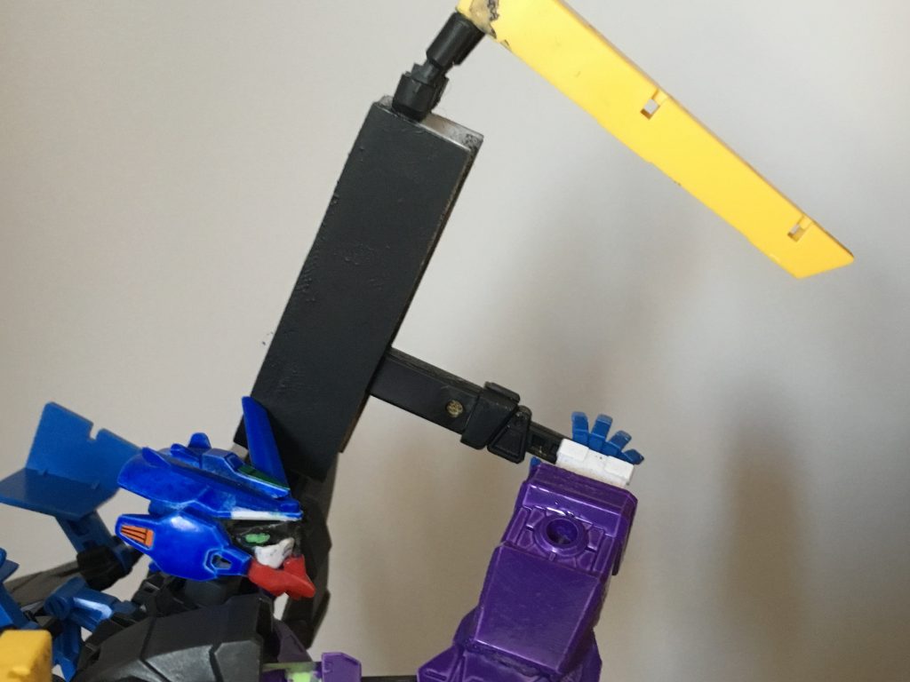 アーマーシュナイダー。使わない時は肩のコンテナに収納されている。