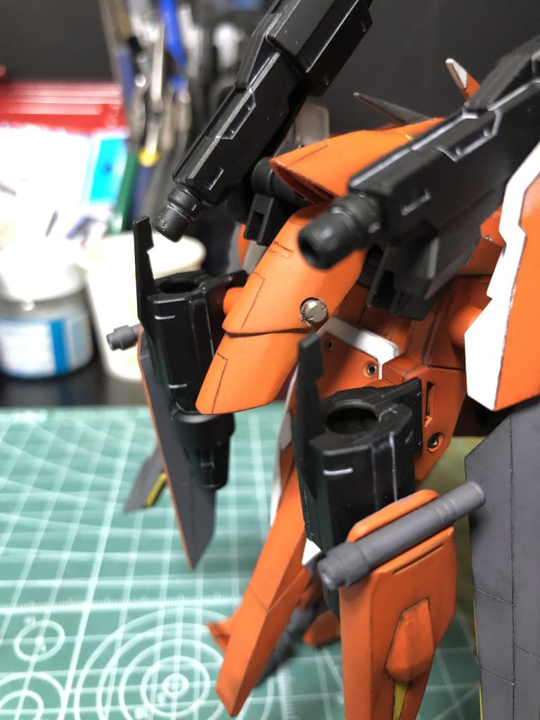 変形後の首部分。
ガイア側のパーツに3ミリ穴を開けてくっつけてます。接続部分を隠すために市販のメタルパーツを使用してます。