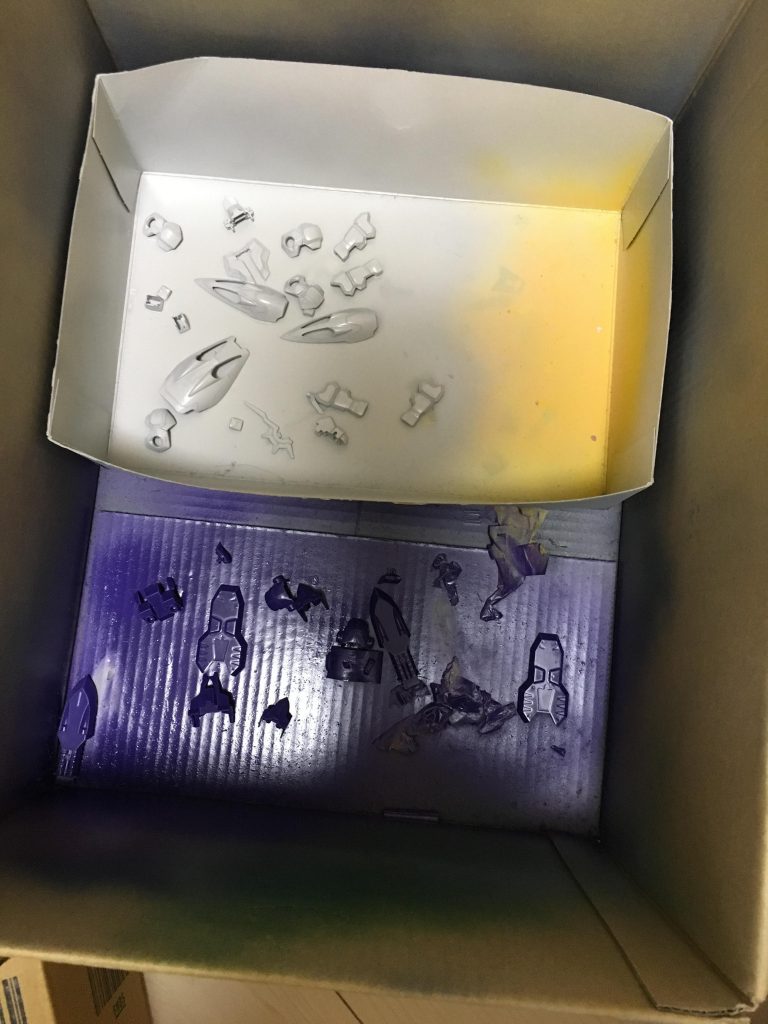 灰色9号で塗装したのは写真上部のパーツ群です。完成品の白く見えるところは大体灰色9号ですね。