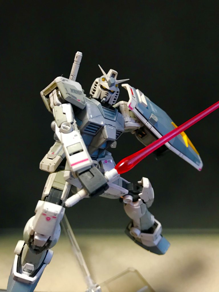 ビームサーベルはクリアレッドを吹いただけです。
地味な本体の配色に映えると思いシンプルに赤くしました^_^