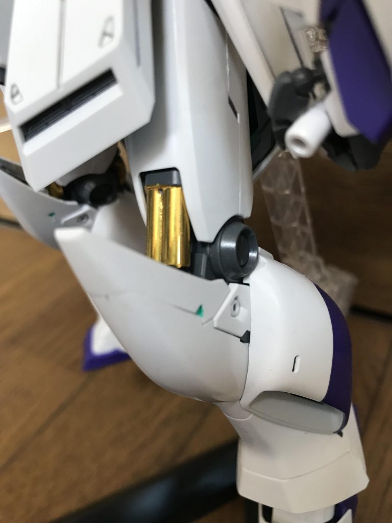 膝裏のシリンダーパイプは日本の隙間をカットし、フィニッシングシートをはりつけ！また、膝横の緑色はサイコフレームを意識してみました