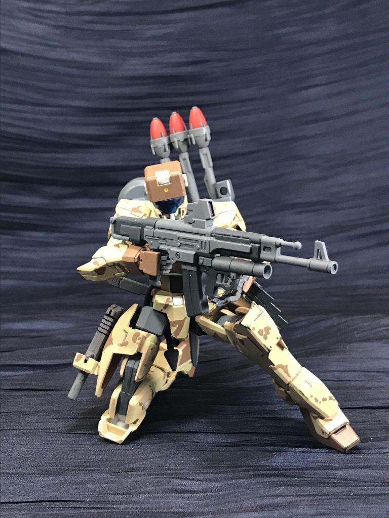 照明の具合で黄色っぽいですが本当はもっと砂っぽい色してます。
砂漠っぽい迷彩に苦労した思い出深く。