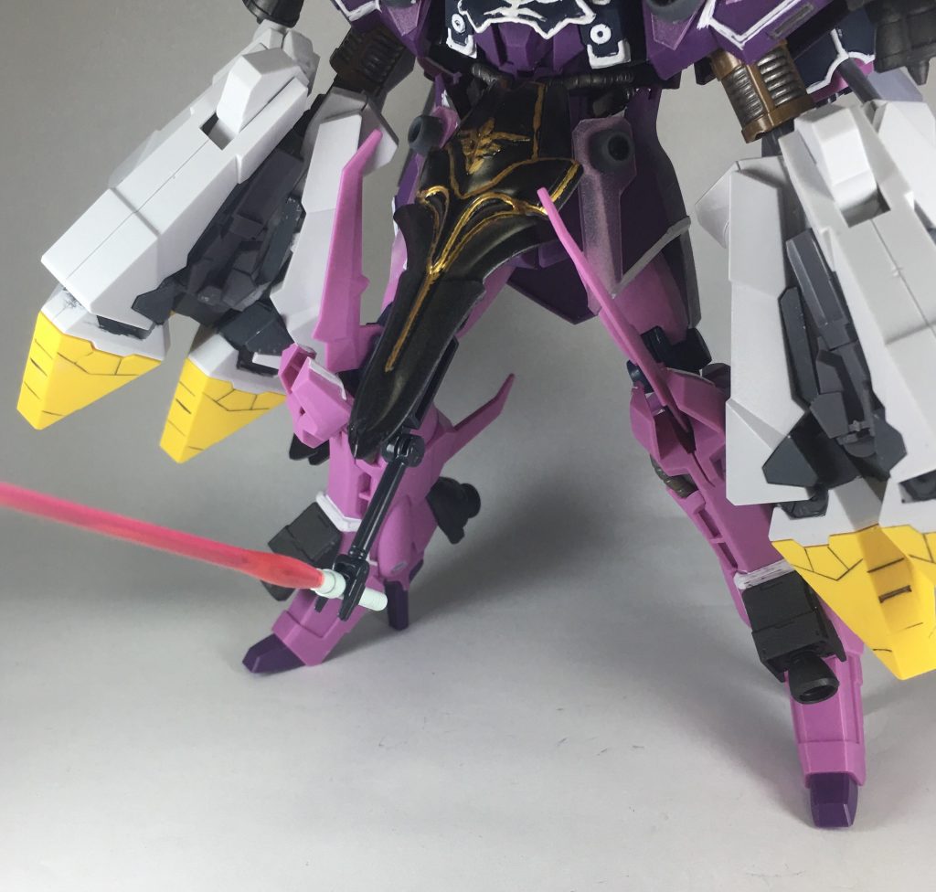 大佐のシールドの下には隠し腕を装備して、不意に近づいてきた相手はなます切りに。