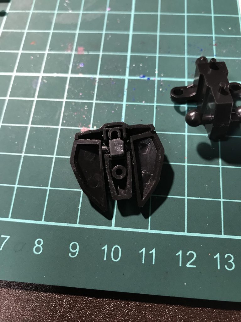 スカート部分の改造。
一体化していたので別キットの余剰PCをぶった切って無理矢理可動可能に改良。