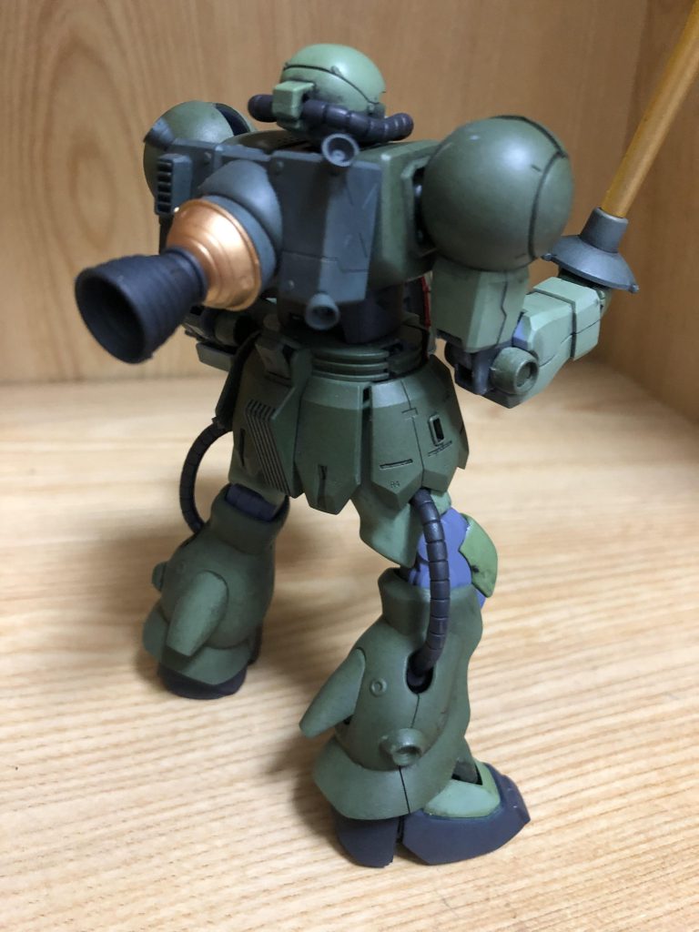 後ろから。土星エンジンをゴールドで塗っときました。クリアパーツに吹いた時はあまり分からなかったのですが、とても綺麗な色をしています。
ヅダなら分解して笑い者になりますが、この機体ならそうはならないと願っています。