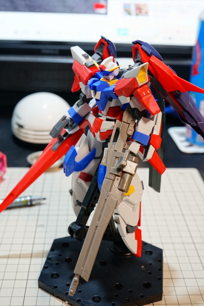 バックパックを大型化し各所にディテールupパーツを追加、プラ板や筋彫りを追加して情報量を上げています