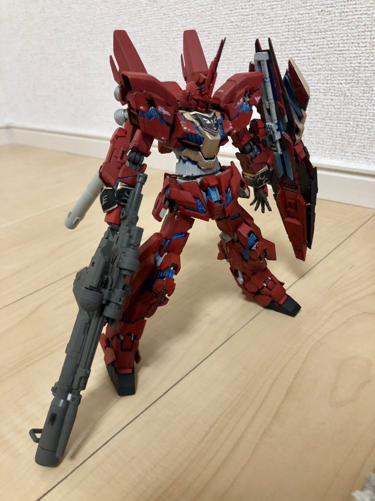 ユニコーンモードです。
フロンタルが乗っていることもあってこのモードであってもサイコフレームは露出しています。