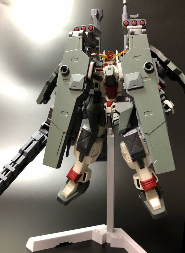 *フォートモード*
フォートとは砦の意
左右に展開していた砲台ユニットは裏面が厚い装甲で出来ており前面に展開する事で敵の攻撃から対象物を防衛する為の砦と化した姿
フォートモードでは殆どの火器は構造上使用出来なくなり文字通り防御特化のモードである