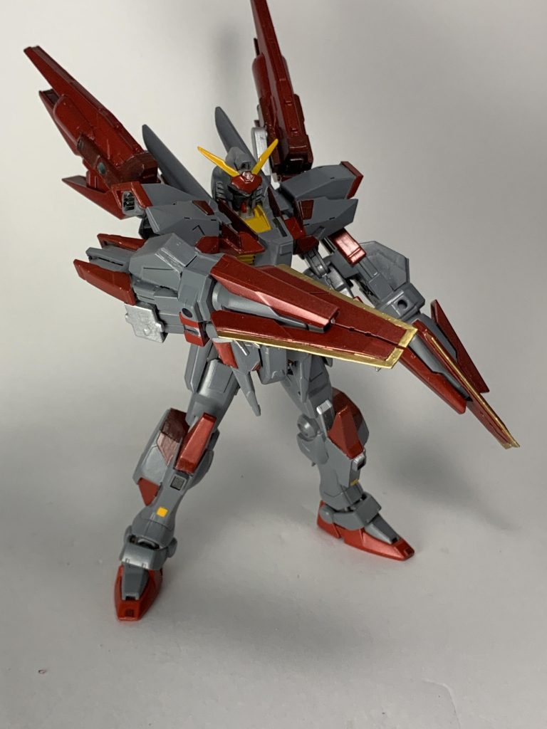 主兵装は両腕の複合兵装「ルザレイア・バスター」。近接武装としても射撃武装としても高い性能を持つ武装。