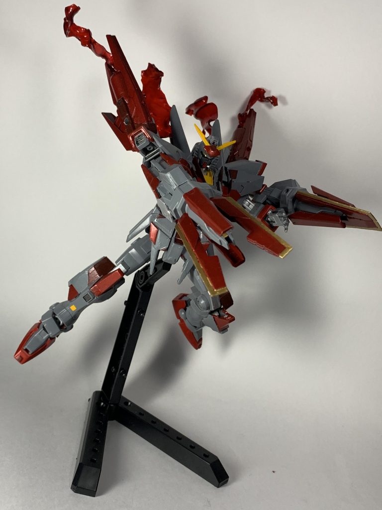 最大稼働時にはヴァリアブルスラスターと放熱ユニットから赤い粒子を放出。この状態では機動力を中心に各種性能が向上する。