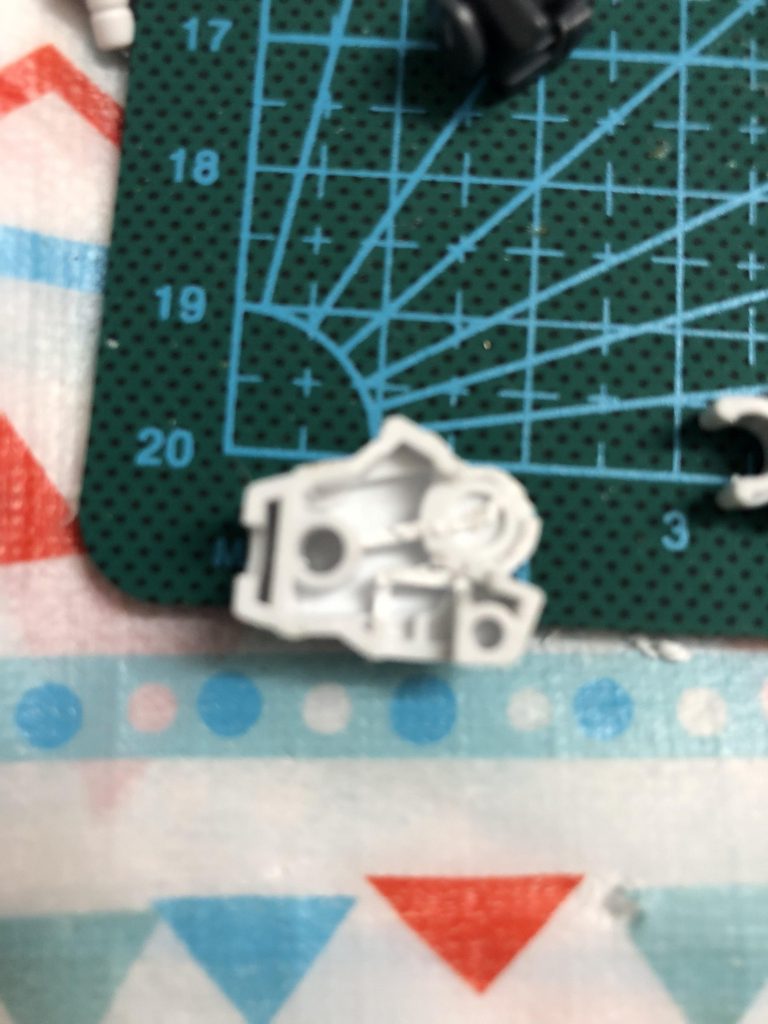 そして 中身を 色んな手段を使いスッキリさせます。 フレームが入るまでスッキリさせます。両方がキレイに入るように クロスシルエットフレームを削ったり ダブルオーのパーツを削ります