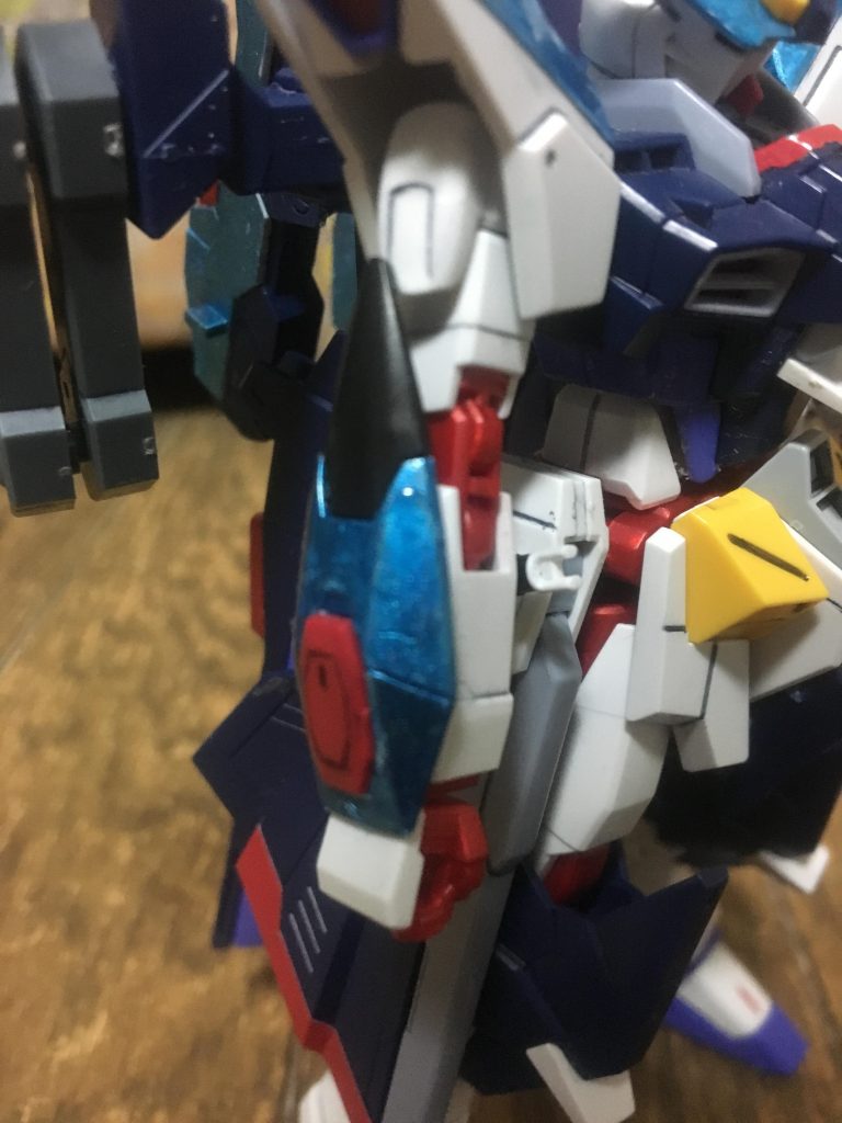 ビームシールド部分については前回の投稿の「ストライクフリーダムアンジュ・デジュ」で、ストライクフリーダムの部分を使ってしまったので、ラヴファントムのものを使用しました。
しかし、ラヴファントムの場合は、ビームシールドと肩が干渉するので、逆にしたら、何とか展開できる状態になりましたが、