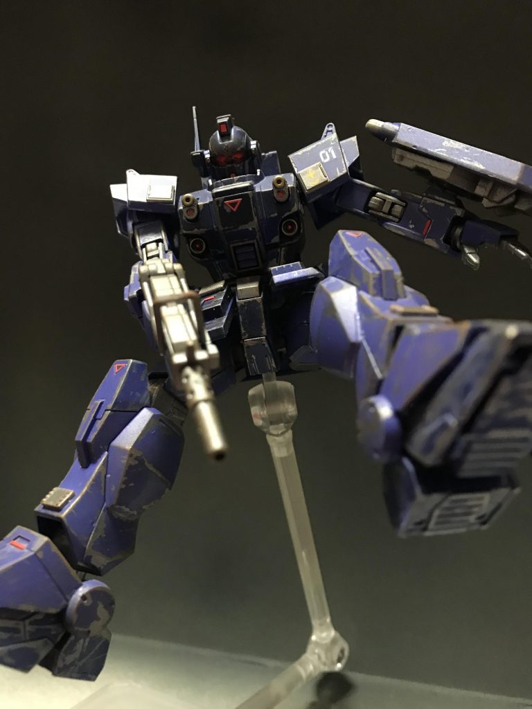 チッピングはガンメタを下地にして、陸戦機体なのでかなりガッツリガリガリしてます^_^その上から赤茶のウェザリングで土汚れ感を出した感じだけど分かりづらいですね泣