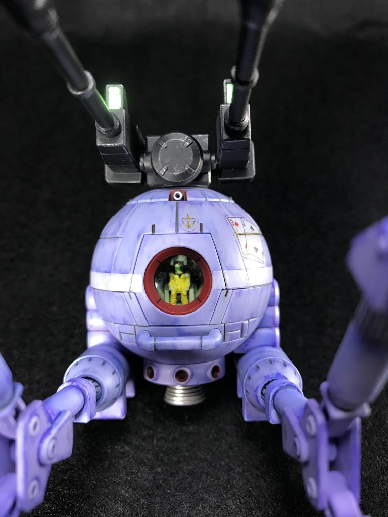 1/144サイズのパイロットを加工して搭乗しています。頭部武装センサーにはラピーテープ。