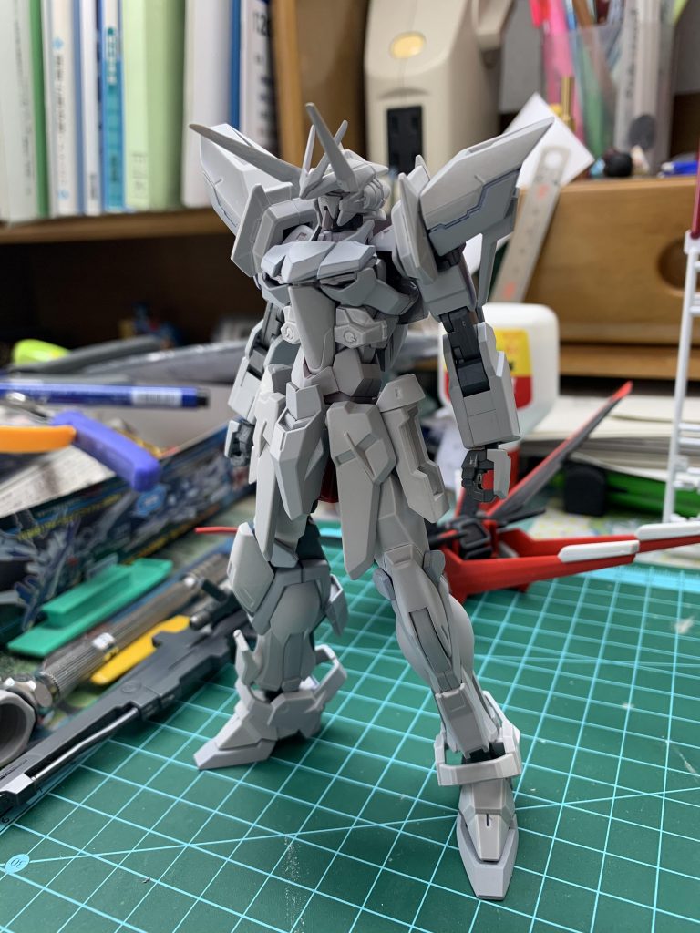 最後にサフ状態!
今までの私のミキシング作品とはパーツ密度が全く違い、自分自身その仕上がりに驚きました。
最大の違いは自分で頭の中で思い描いたもの(非常にあやふやなもの)を作るのとデザインが明確に存在しているもの(目に見える資料があるもの)を作るということでした。
今後もミキシング作品を作りますが今回テスタメントを製作するにあたっての経験を生かしてイメージをより具体的に持ちたいと思います。
そして意外と知らない人も多いアストレイ外伝機体のテスタメントを私の作品で皆さんに知っていただけたらと思います笑
最後まで見ていただき本当にありがとうございました!