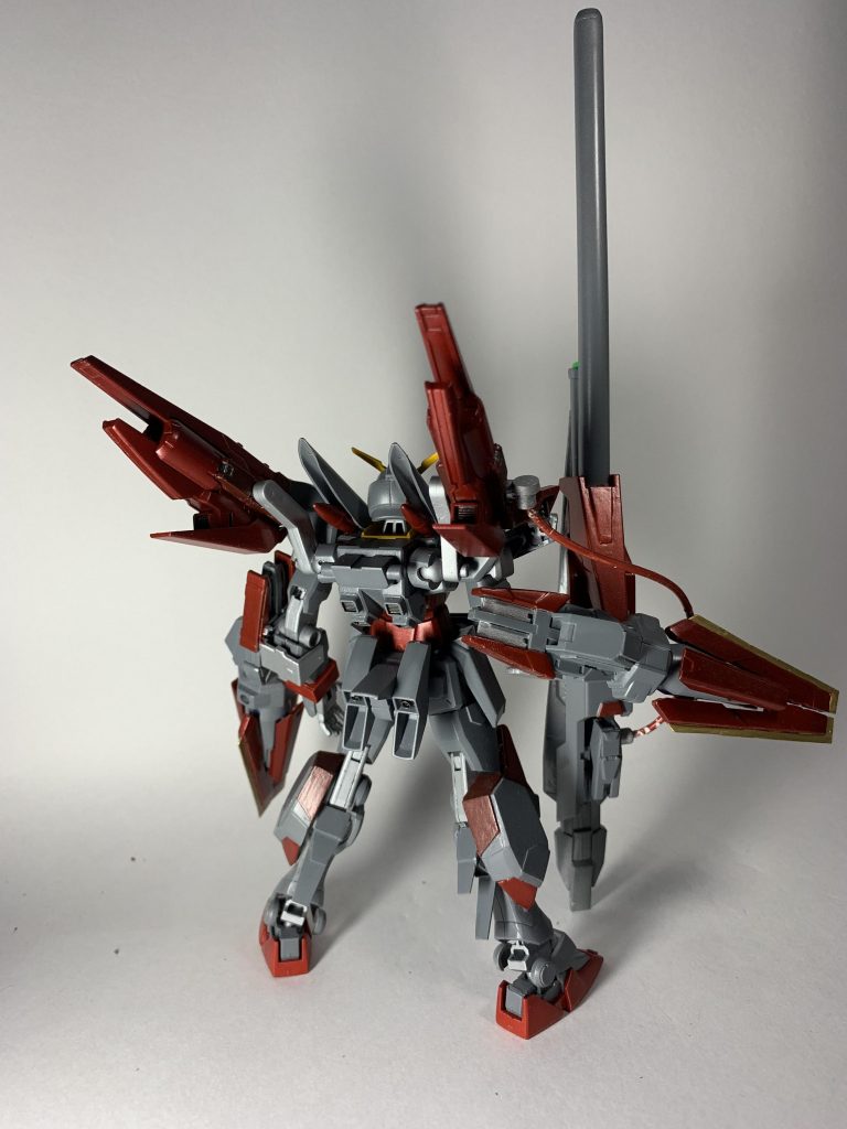 機体背部。主推進装備として2基の可動式スラスタ「ヴァリアブルスラスター」を備える。ヴァリアブルスラスターの内側には放熱ユニットがあり、機体の高出力状態維持を支える。