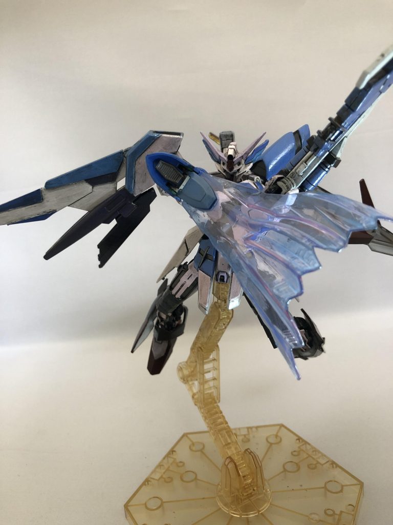 ツバサは事故で足を負傷しており、トラウマになっている。しかし、自由な発想と各々の想いを巡らせる事の出来るGBNに憧れ、ガンプラビルダーになる事を決意する。
「飛んでみせる・・・俺とガンダムで!」