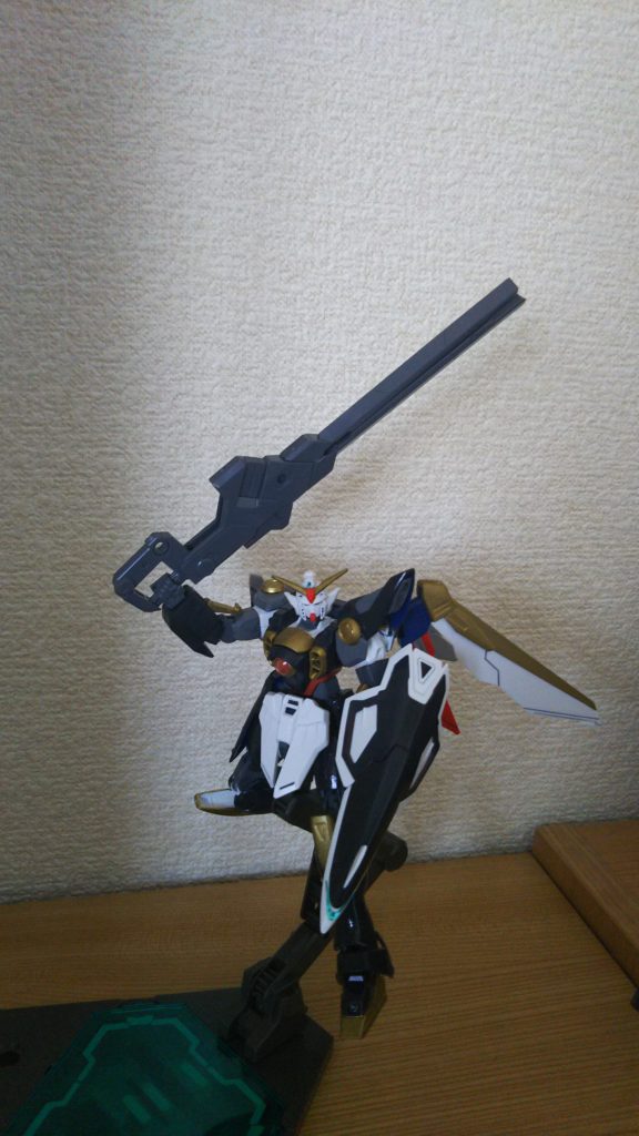 大型バスターレールガンは変形し、太刀のようにすることが可能です。