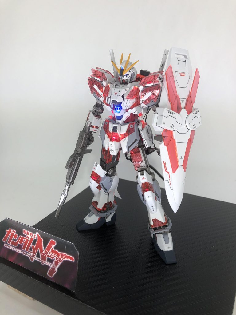 ナラティブガンダム本体は軽く筋彫り、ディテールアップを施しています。