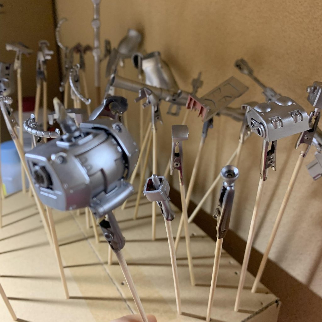 ガイアノーツのシルバーでベース塗装しました。