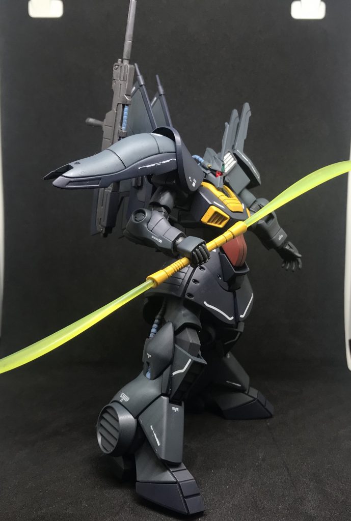 ビームライフルはクレイバズーカのマウント部を使用している為、背面にマウントできます。