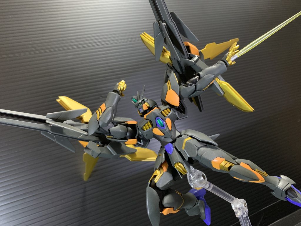 ## デスペルキャノン
クロノスから強化されたデスペルキャノンは肩に2門ずつと尻尾の計5門
出力設定により通常は両肩は火力重視で連射力を砲門数で補い、尻尾は散弾を発射する…と言う妄想の元作りました!
## シグマシスキャノン
肩の物は砲身の間にオービタルのデータから作られたシグマシスキャノンも搭載、鏃状の曲がるビームはデシルのXラウンダー能力もあって高い命中率を誇る!…と思われます。
また、ヴェイガン共通のビームバルカン兼ビームサーベル、電磁装甲、クロノス辺りから引き継いだビームバスターもレギルス同様に継承