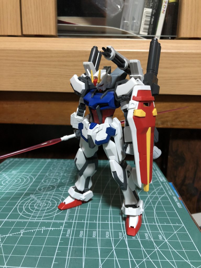 これで行こう!ということで形は決まりました^^ちなみに使用したパーツですが……本体とシールドに HGCEストライク腕部と脚部に スタービルドストライクフロントアーマーにトールストライクグリッターサイドアーマーにライトニングゼータ武装にアメイジングストライクフリーダム(バックパック基部・ビームライフル)ガンダムX(サテライトキャノン)105ダガー(ガンバレルストライカーの一部)レオパルドダヴィンチ(2連装キャノン)ガンダムEz-R(バーニア類)その他ビルダーパーツ...といろいろ使用しました。(ほぼジャンクパーツですが笑)