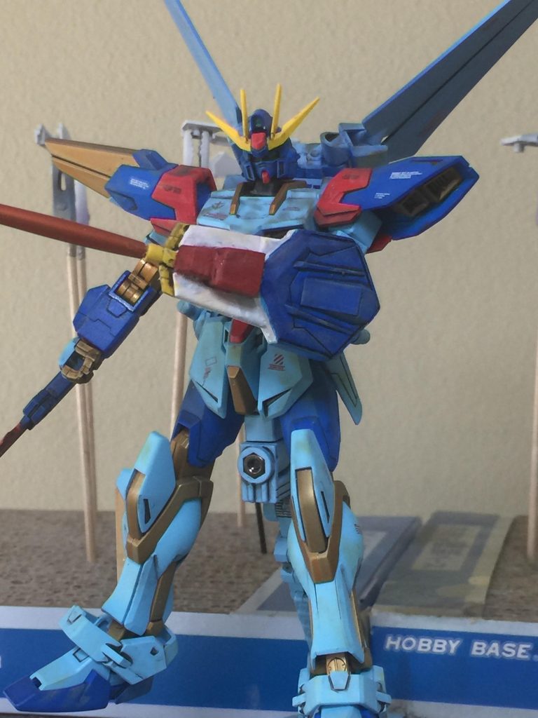 コスモシールドは
1度 分解して ニッパーで 使わない
部分を切り取り プラ板とパテで
改修しました。
コスモシールドの真ん中の
先端は コスモシールドの
部品を 取り外して
予備パーツのビームサーベルを
取り付けました。
名付けて!ヒートレイバーです❗️
コスモシールドの真ん中の赤い部分に
太陽の光を 吸収して
必殺技❗️ヒートレイバーが
使えます。