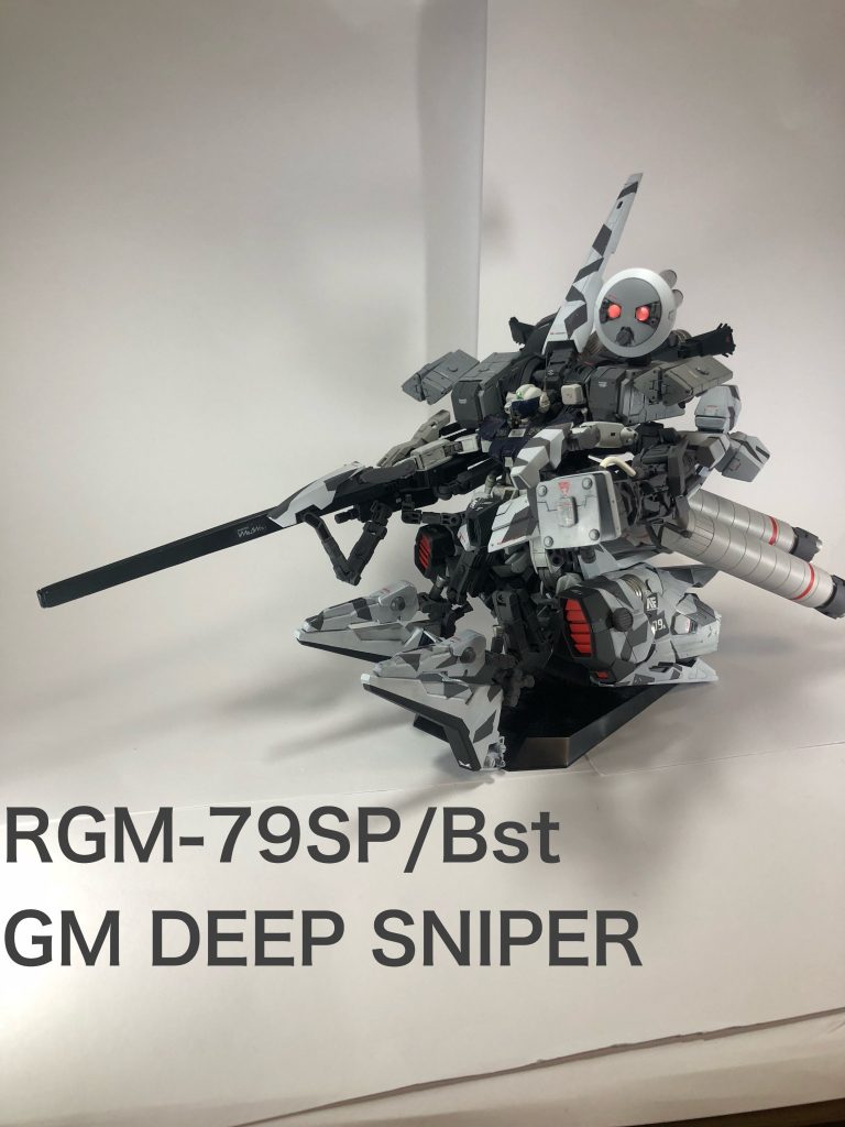 UC0099年12月末日。
宇宙輸送船ローズバッド級、格納ドック。
「アーールッ!!」
決して広くない格納ドックに女性の声が響いた。
「エリン、どうした?」
若干20歳のアールの助手兼オペレーターだ。
出会いは今から10年前の暗殺依頼でターゲットの子供だったかな?
そう、たしか‥。
「アール聞いてるの!?」
オレの耳元でエリンが叫ぶ。
「!すまん、ボーっとしてた、何だ?」
エリンは呆れた顔をしながら口を開く。
「依頼はどうだったのって聞いてるのよ?」
アールはジョン=コーウェン少将の依頼をエリンに説明した。
「つまり‥、ジオン残党は共和国の自治権放棄に不服だからパレード襲撃して暴れてやるぜって事だよね?」
エリンはアールにそう言うとアールは頷く。
「大丈夫なの?そんな依頼。」
アールはエリンの頭を優しく撫でた。
「オレを誰だと思ってる、何年一緒に居るんだ。心配するな。」
エリンは心配そうな顔で口を開く。
「でも‥。」
アールは自信満々な表情で、格納ドックのジムスナイパーの方に顔を向けた。
「おやっさん!居るかい?」
ジムスナイパーのハンガーデッキの後方から渋い声が聞こえた。
「なんじゃ〜?整備に忙しいんじゃい!」
ジムスナイパーの専属メカニックマンで、一年戦争以来の付き合いだ。
戦後除隊した後、メカニックの腕を見込んで、スカウトした。
「恐らくアナハイムから物資が届く予定だからよろしく頼む。」
アールはおやっさんにそう告げるとハンガーデッキから離れた。
「あいよっ!」
おやっさんはそう返事をし、ジムスナイパーの整備に戻った。
そして、時が経ち31日。
アナハイムから支援物資が続々と届き、
おやっさんの怒号が艦内に響く。
「そんな所に置いたら身動きとれなくなるじゃろうがーっ!こっちだこっち!」
アナハイムからの出航の整備士がおやっさんにどやされる。
「アナハイムからの支援物資ってジムスナイパーの強化パーツなのか?」
アールは忙しそうに他の整備士に指示しているおやっさんに声を掛けた。
「ん?そうだな。ジムの強化パーツ見たいなもんだが、だが専用パーツってわけじゃないな。
アナハイムのガンダムかなんかの試作パーツじゃろうて」
おやっさんはそう言い、ジムスナイパーのバックパックを指差した。