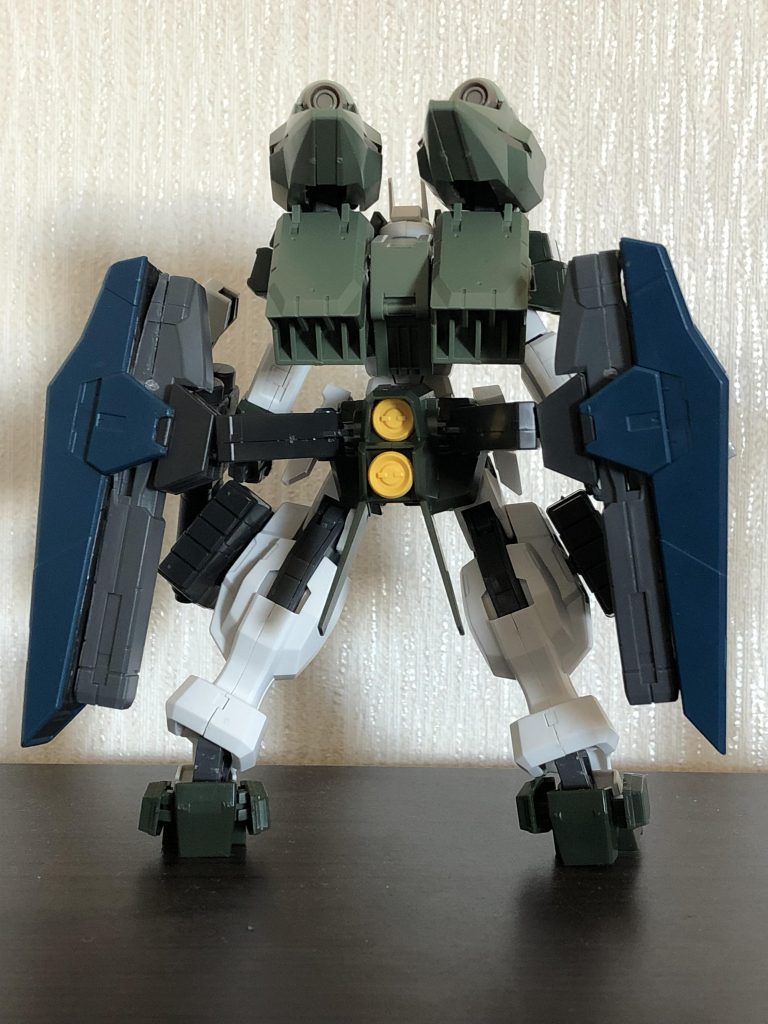 後ろ姿。武装を増やした分スラスターとかが増設されサバーニャより機動力が少し上がった感じ。この武装の配置はGN粒子の重量軽減効果前提です