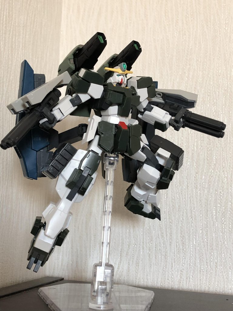 補助兼牽制武装のGNビームキャノン。スラスターと合体してるのでセラヴィーのより威力が少し高め。