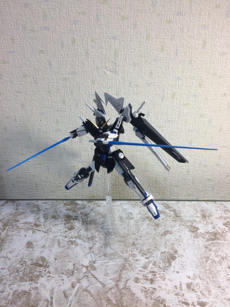 ビームサーベル
フリーダムの馴染みのポーズ